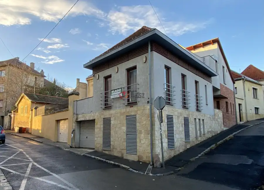 eladó téglalakás, Pécs