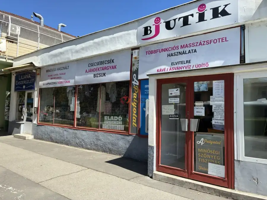 eladó üzlethelyiség utcai bejáratos, Komló